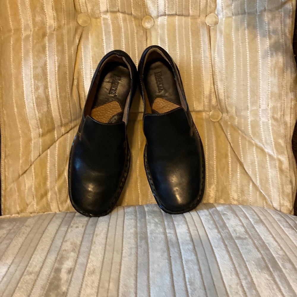woman’s black leather born loafers size 7